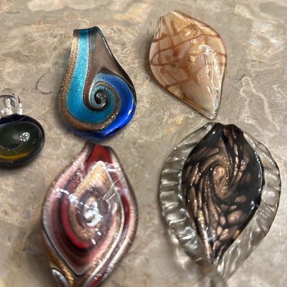 Vintage lot of five diachronic glass pendants in various colors artisan created - Picture 3 of 4